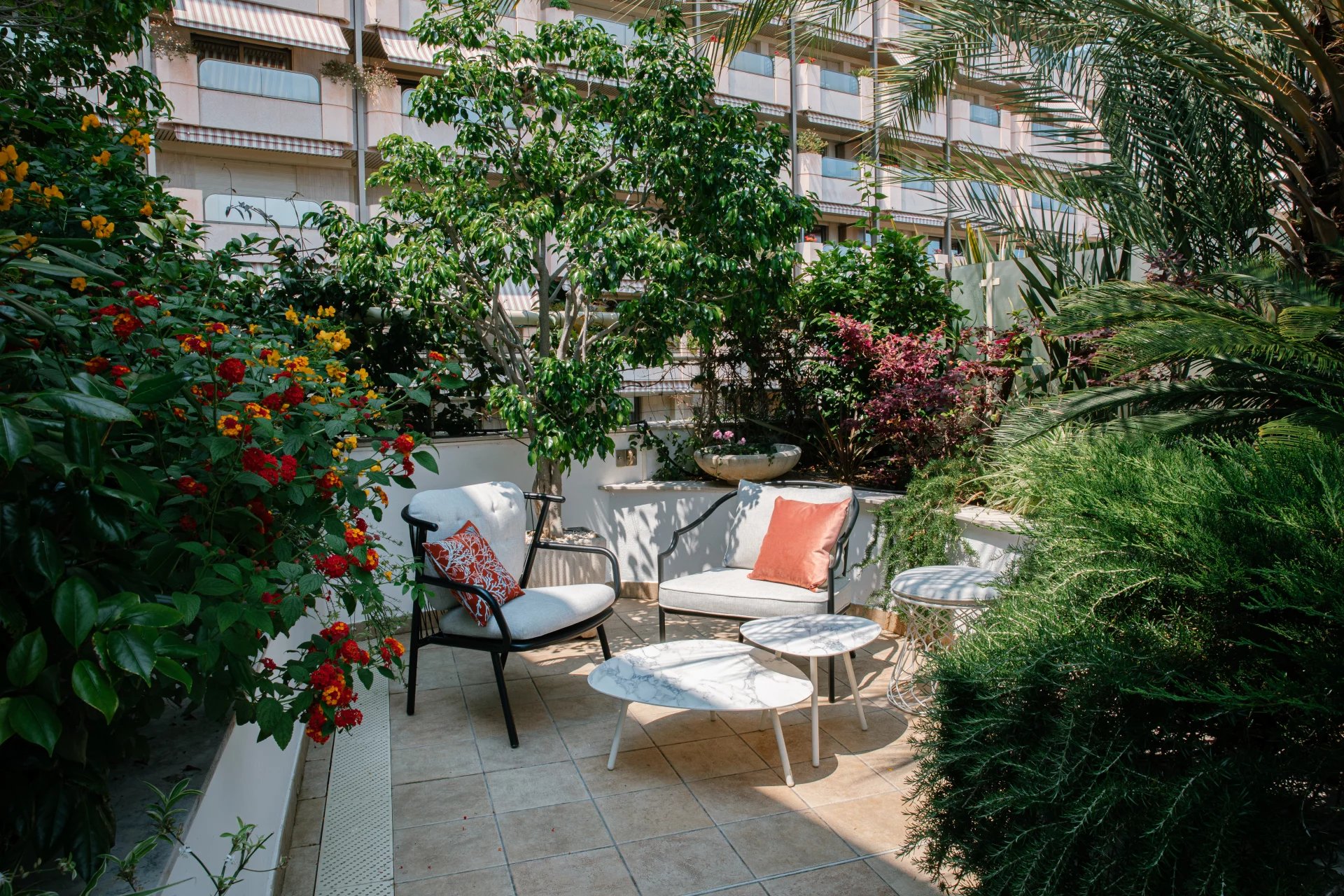 Unique Mediterranean Apartment with Lounge Terrace La Rousse