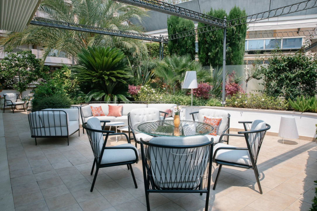 Unique Mediterranean Apartment with Lounge Terrace La Rousse